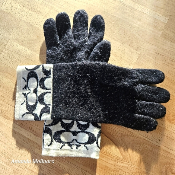 COACH Signature Logo Knit Gloves | OS - Picture 4 of 8